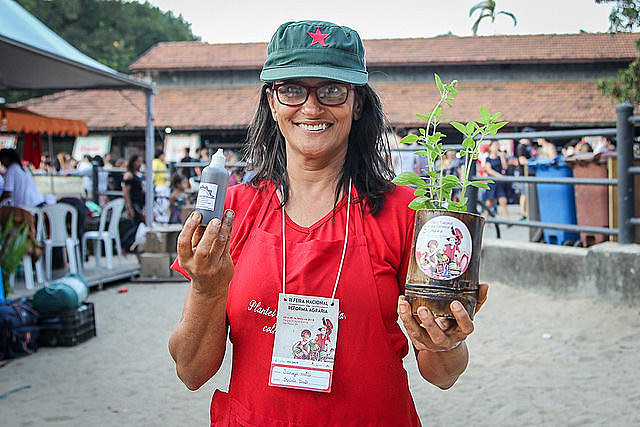 Sanuza Motta mora no assentamento Zumbi dos Palmares (ES) e explica sobre a fitoterapia