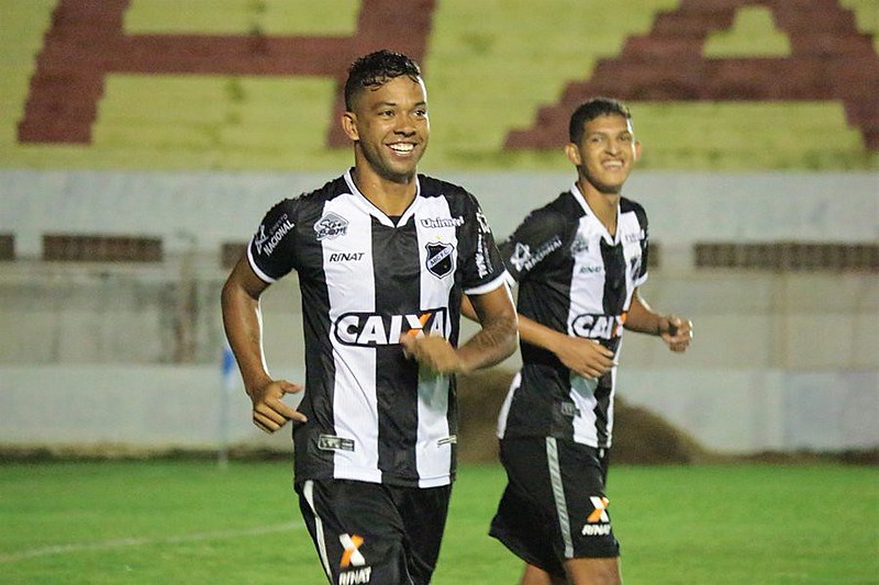 Ídolo da torcida, Wallyson aceitou renovação do contrato com salário diminuído