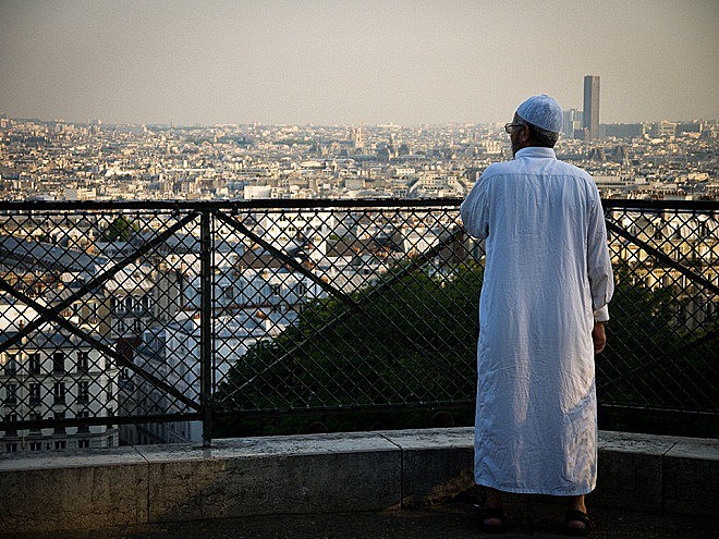 Homem muçulmano em Montmartre, Paris; 'Desde 2013, a atmosfera piorou enormemente aqui, é um inferno mesmo', diz Hicheur