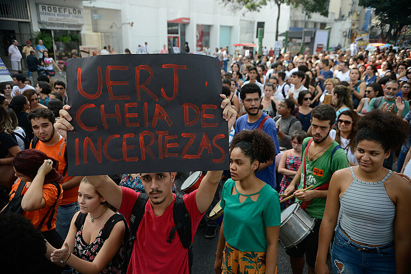 Alunos e servidores também fizeram manifestação contra salários atrasados e incertezas no último dia 7