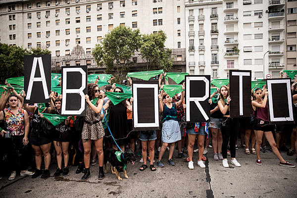 5 mil pessoas estiveram presentes na manifestação em apoio à campanha pela legalização do aborto, que tem como emblema a cor verde