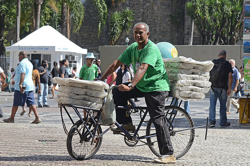 Teovam Azevedo usa sua bicicleta para transportar suas quentinhas no Rio