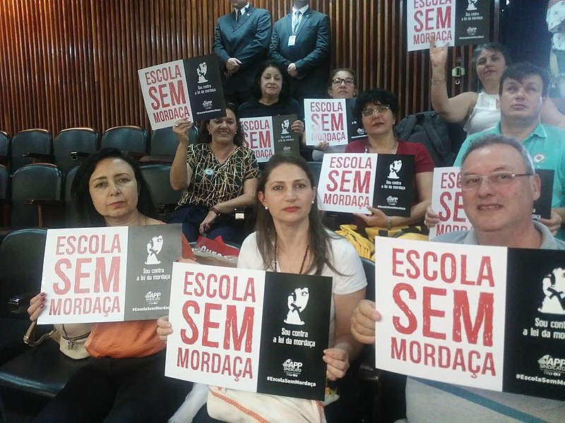 Mobilização de professores e alunos ajudou no resultado de 27 a votos a favor e 21 contra.