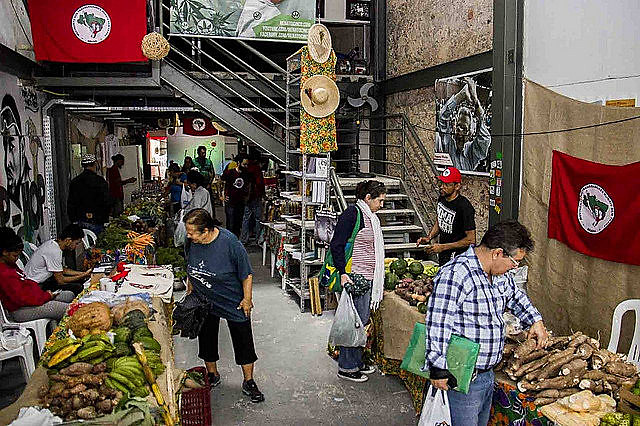 Há um ano produtos da reforma agrária são comercializados no centro do Rio