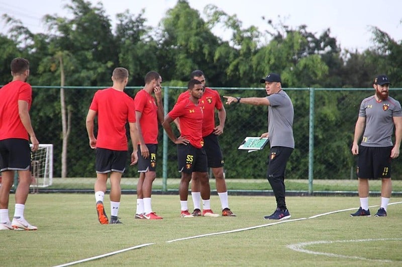 Eduardo Baptista comandando primeiro treino após seu retorno ao Sport