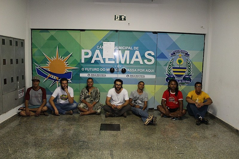 Após dias de greve de fome, os professores estão bem debilitados segundo relatos recebidos pela reportagem