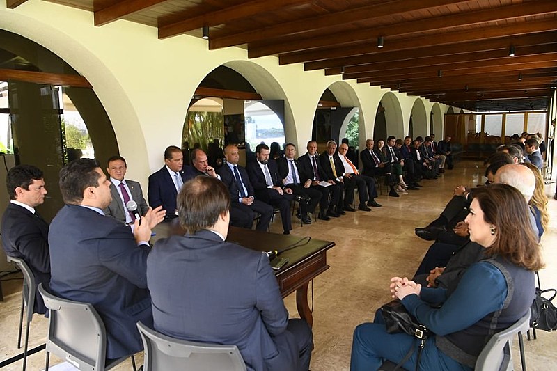 Presidentes do Senado e da Câmara, líderes partidários e o ministro da Justiça, Sérgio Moro, se reuniram nesta terça-feira (26)