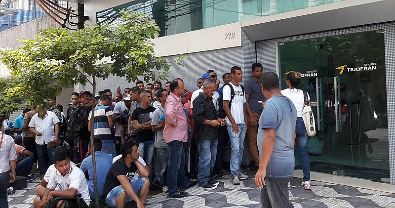 Fila reúne candidatos para vagas em empresa de segurança e limpeza, no bairro de Campos Elíseos, no centro velho de São Paulo (SP)