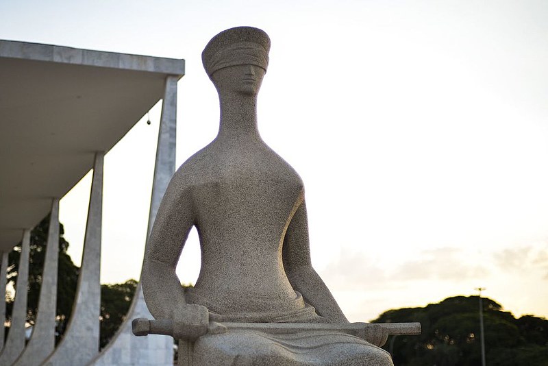 Estátua A Justiça, de Alfredo Ceschiatti, na praça dos três poderes