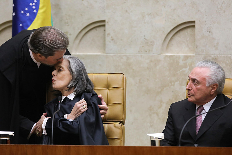 José Antonio Dias Toffoli abraça Carmem Lucia quando assume a presidência do Supremo Tribunal Federal