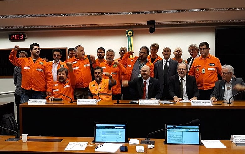 Petroleiros e parlamentares que defendem a Petrobras participaram de reunião na Câmara