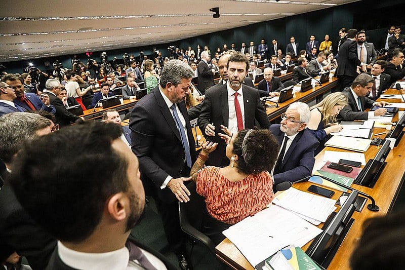 Deputados durante sessão da CCJ na Câmara dos Deputados