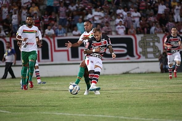 O elenco não aparenta estar em harmonia, dentro e fora de campo
