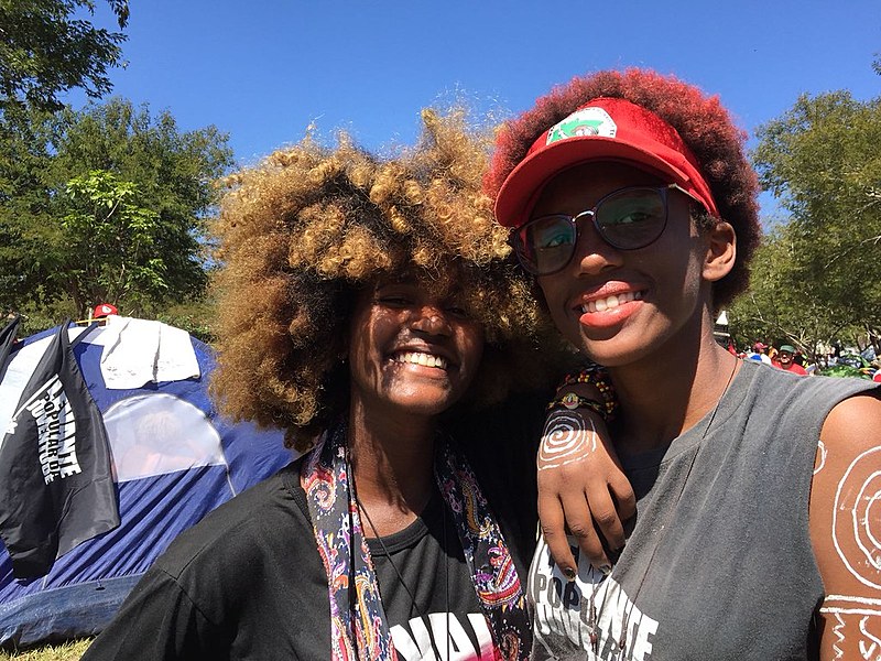 As estudantes Miriam Santos Souza, de 15 anos, e Diane dos Santos Dias, de 17 anos, moram no Quilombo do Bau, em Araçoais (MG)
