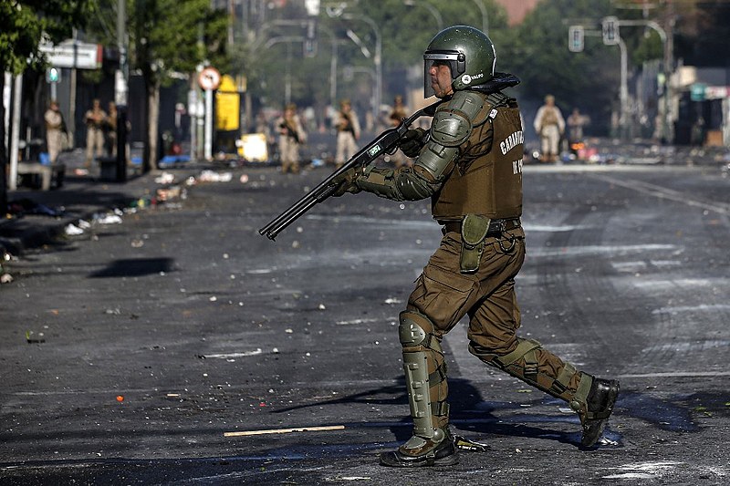 Governo neoliberal do Chile reprime violentamente protestos contra aumento de tarifas: incompatibilidade entre democracia e capitalismo