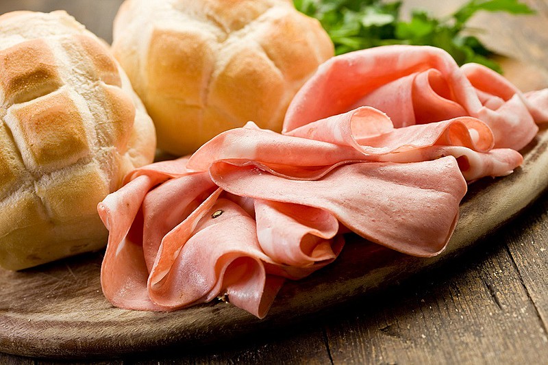A primeira receita escrita de mortadela, aparece em um tratado de Vincenzo Tanara de 1644