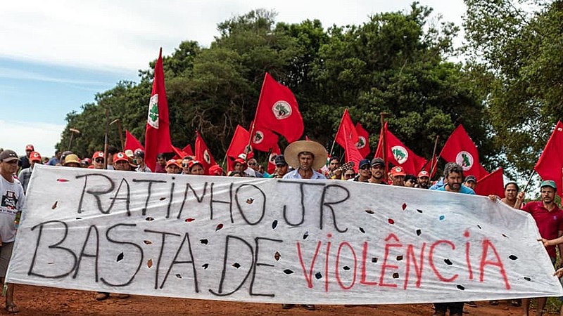 Landless demonstrators hold banner that reads, "Ratinho Jr., no more violence," calling out Paraná governor