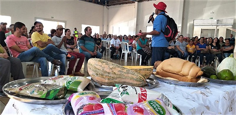 Arroz, mandioca, açúcar mascavo, frutas e derivados de leite,estavam entre os alimentos doados à população