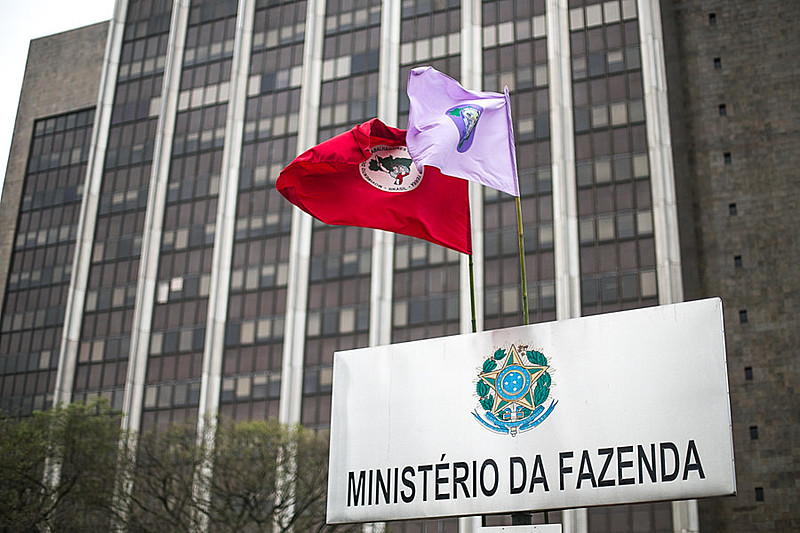 Integrantes do MST ocupando a sede do Ministério da Fazenda e do Incra, em Porto Alegre, em setembro deste ano