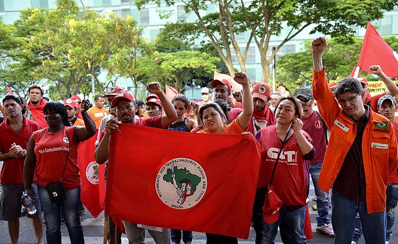Manifestantes do Movimento dos Trabalhadores Rurais Sem Terra
