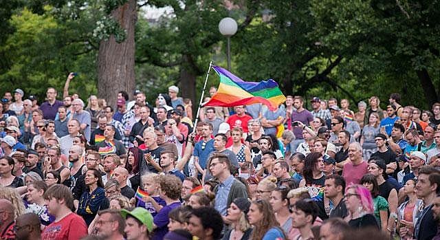 Enquanto ativistas e civis se mobilizam pela causa mostrando indignação e repulsa, questões acerca dos direitos LGBT, do controle de armas e sobre o “islamismo radical” e imigração no país estão sendo levantadas.