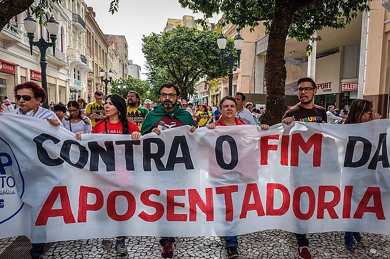 Calçadão da Rua XV de Novembro, em Curitiba, foi palco de mobilizações nesta segunda-feira (19)