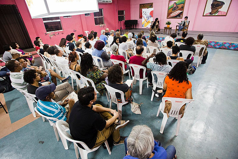 A Flup Pensa é um ciclo de debates que tem como objetivo ajudar a formar e lançar novos escritores das periferias cariocas