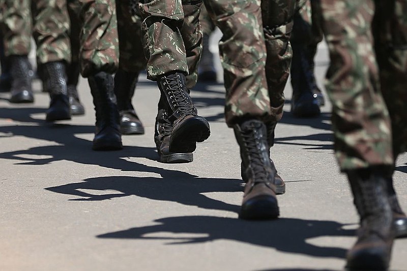 Bolsonaro aposta em um "aparelhamento verde-oliva", com militares em postos de decisão e programas dedicados a propaganda e proselitismo