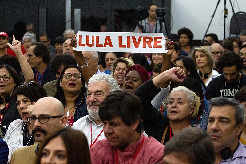 Espectadores pedem a liberdade de Luiz Inácio Lula da Silva (PT), que cumpre pena em Curitiba (PR) desde abril
