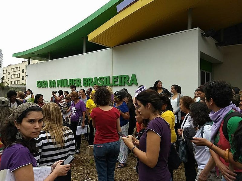 Movimentos de mulheres afirmam que o local já está pronto desde novembro; prefeitura alega falta de energia, esgoto e água