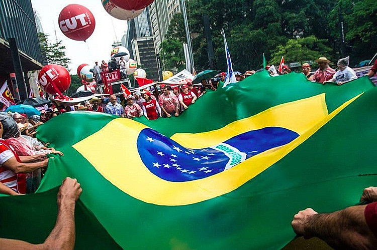 Em março de 2015, cerca de 100 mil ocuparam a Avenida Paulista, em São Paulo, em defesa da Petrobras