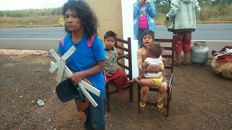 Cacique Damiana Cavanha saiu do acampamento levando cruzes representando mortos indígenas vítimas da precaridade da situação do seu povo