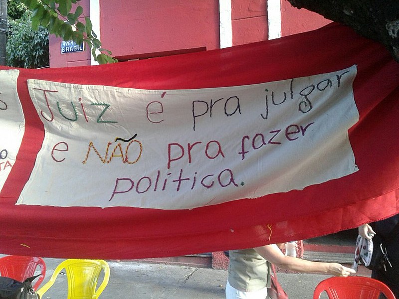 Já estão sendo bordados lenços-panfletos defendendo eleições livres e democráticas em nosso país em 2018, pois #EleiçãoSemLulaéFraude