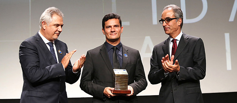 Em meio à Lava Jato, Moro recebe prêmio da Rede Globo