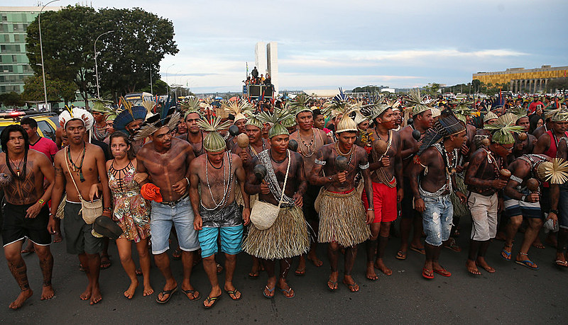 Povos indígenas fazem manifestação durante o Acampamento Terra Livre, na Esplanada dos Ministérios, em Brasília