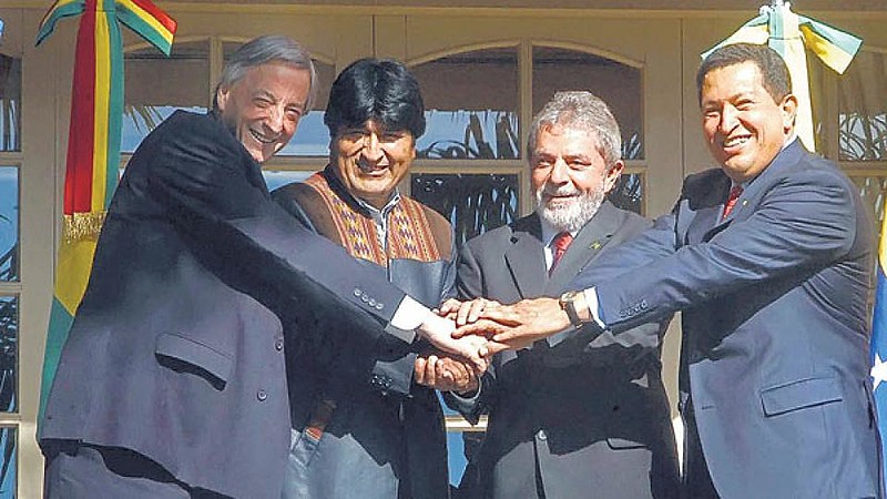 Os então presidentes Néstor Kirchner (Argentina), Evo Morales (Bolívia), Lula (Brasil) e Hugo Chávez (Venezuela) iniciaram esse projeto