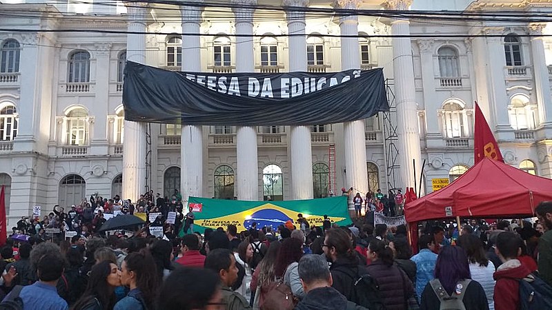 Manifestantes colocam faixa em apoio a educação na Universidade Federal do Paraná (UFPR), retirada nos atos pró governo