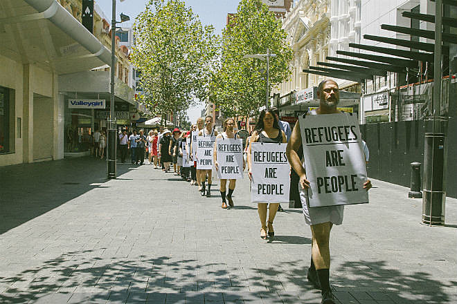 Manifestantes fazem ato em Perth, na Austrália, contra a política de detenção de refugiados do país