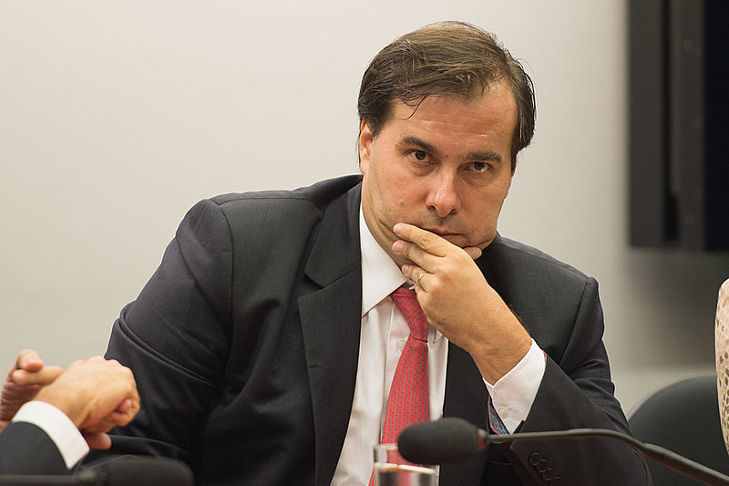 Presidente da Câmara, Rodrigo Maia (DEM-RJ), adiou votação sobre tema para terça-feira (22)