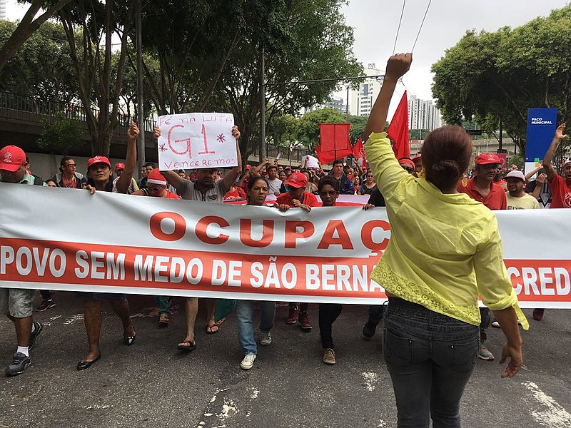 Moradores saíram da ocupação pela manhã e caminharam até Prefeitura