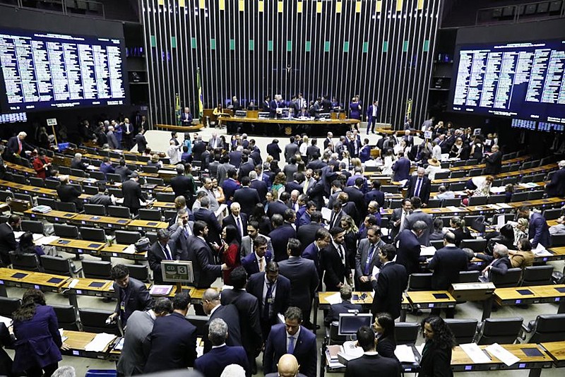 Deputados e senadores durante sessão do Congresso Nacional nesta terça (11)
