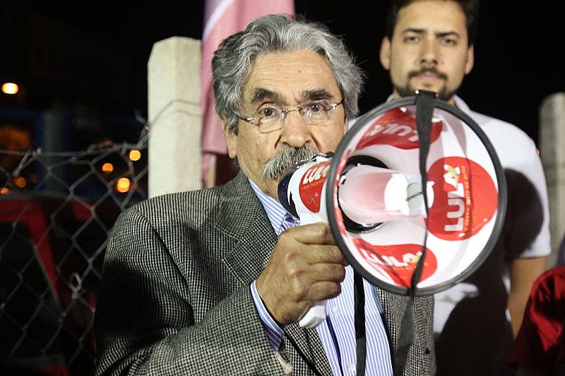 Aos militantes em vigília pela liberdade de Lula, Olívio narrou alguns golpes pelos quais o povo brasileiro passou