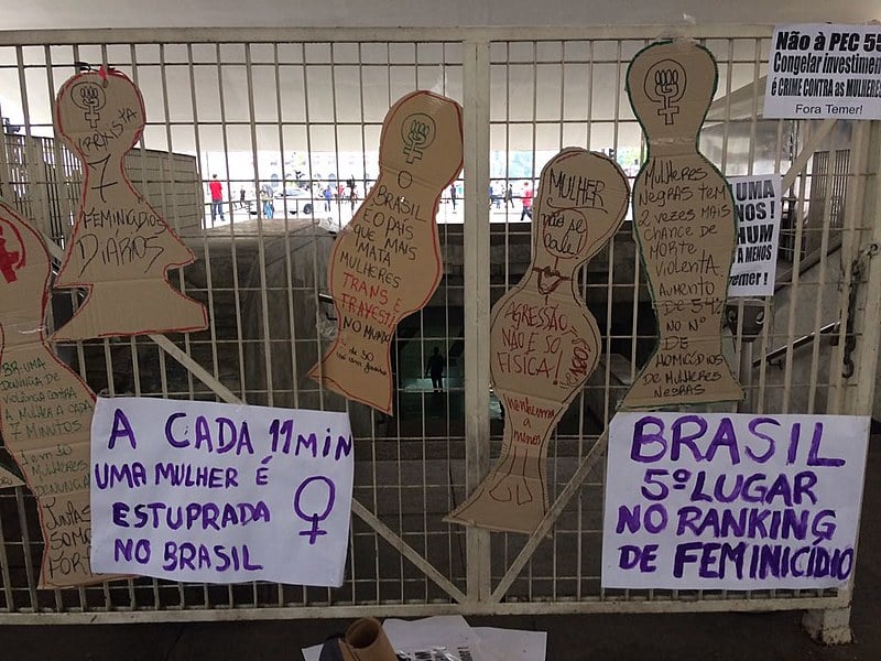 Cartazes de ato do Dia Latino-Americano e Caribenho de Luta Contra a Violência às Mulheres, em São Paulo (SP), nesta sexta (25)