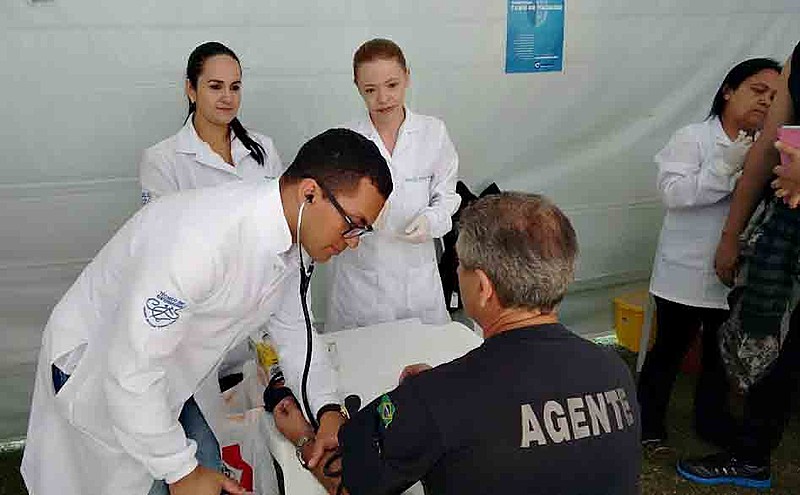 Alunos do curso de enfermagem participam da semana de Saúde do Trabalhador do Sistema Penitenciário, no estado do Paraná