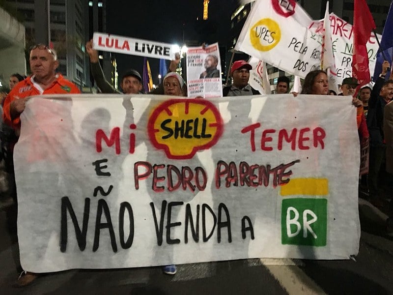 Os aumentos consecutivos no gás de cozinha levaram 1,2 milhão de brasileiros a voltar a cozinhar com lenha e carvão em 2017, segundo o IBGE