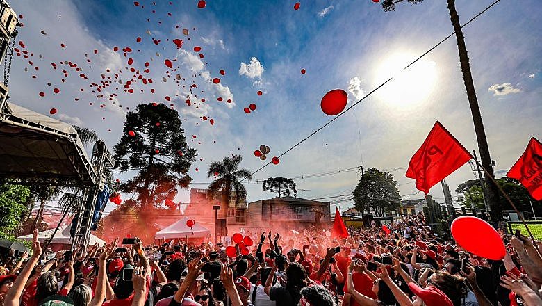 Companheiros celebraram o aniversário de Lula e denunciaram sua prisão política