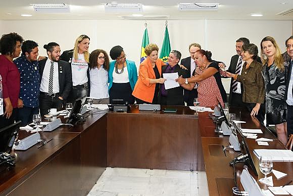 Presidenta Dilma Rousseff recebe o deputado Jean Wyllys (PSOL-RJ) e assina decreto que institui e reconhece a identidade de gêneros de travestis e transexuais na administração pública direta e indireta