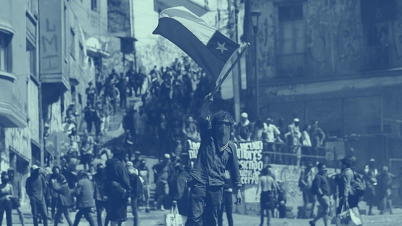 Ruas do Chile estão tomadas há mais de dois meses. Por conta da violência e perseguição dos carabineros, manifestantes protegem a identidade
