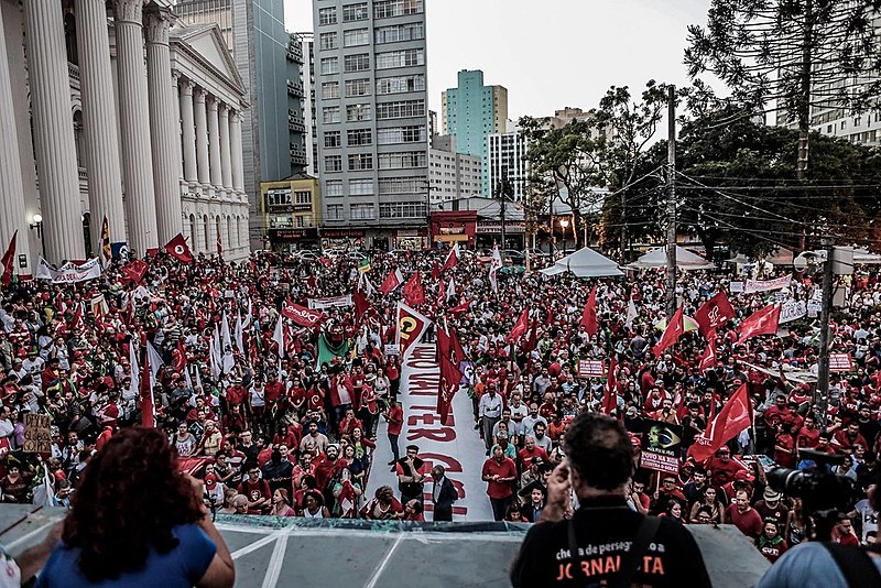 Manifestação contra o golpe e em defesa da democracia, organizada pelo Fórum de Lutas 29 de Abril, reuniu milhares de pessoas em Curitiba no dia 18 de março