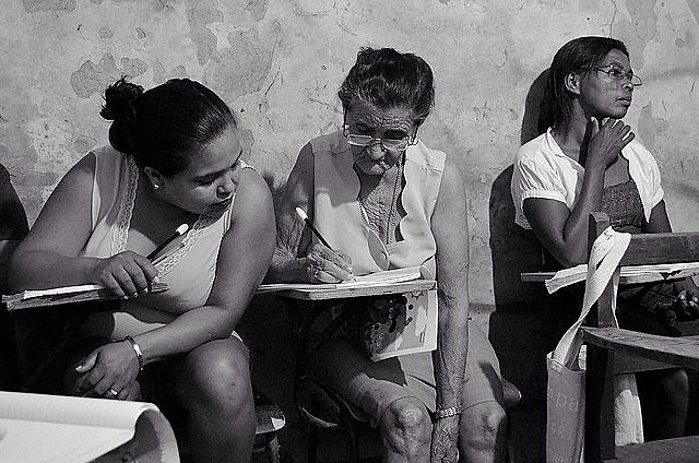 A través del método “Yo Sí Puedo”, adolescentes y adultos aprenden a leer y escribir